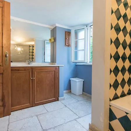 Lapa: Terrace & Garage Apartment Lisbon