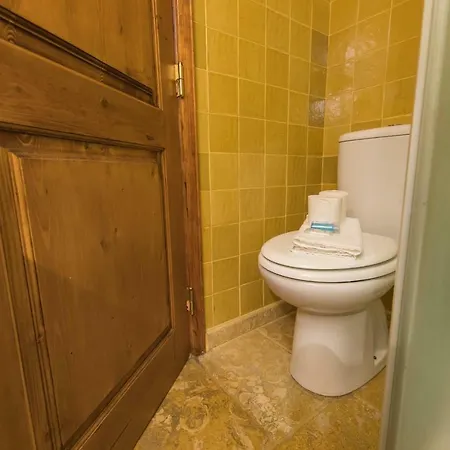 Lapa: Terrace & Garage Apartment Lisbon